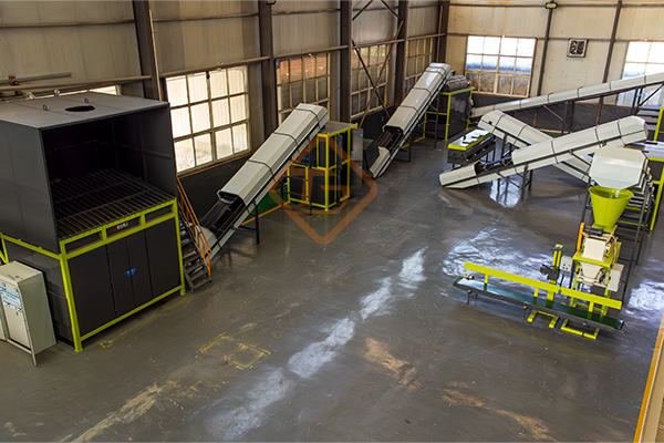 養(yǎng)豬場糞便含水高、太臭怎么解決?小型豬糞有機肥生產(chǎn)線怎么建?