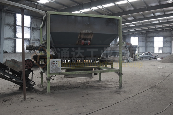 新疆年產(chǎn)十萬噸有機(jī)無機(jī)復(fù)混肥生產(chǎn)線裝車發(fā)貨