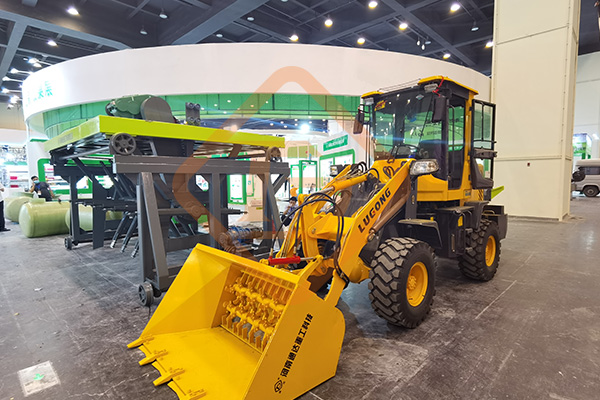 畜牧養(yǎng)殖場發(fā)酵翻堆機(jī)