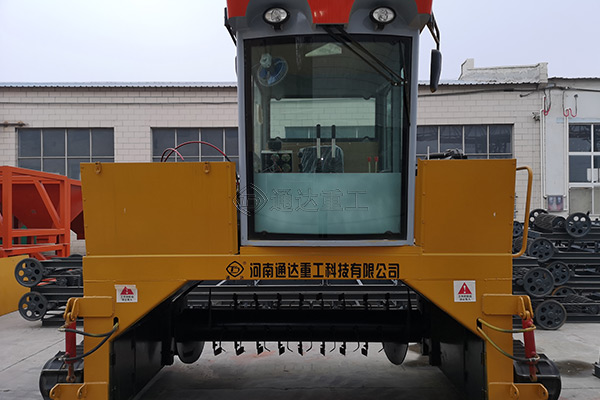 發(fā)酵行走式禽便有機(jī)肥大型翻拋機(jī)