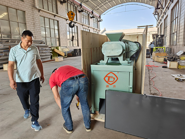 對(duì)輥擠壓造粒機(jī)發(fā)我烏克蘭2.jpg 對(duì)輥擠壓造粒機(jī)發(fā)我烏克蘭2.jpg